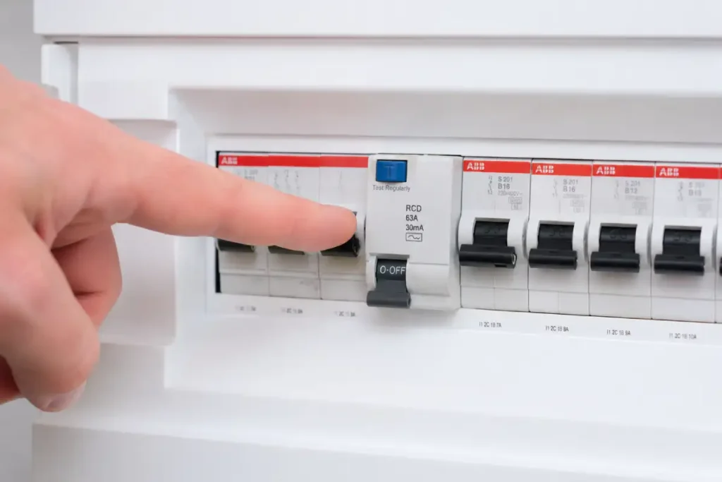 Interruptor diferencial bajado en un cuadro eléctrico doméstico porque salta el diferencial